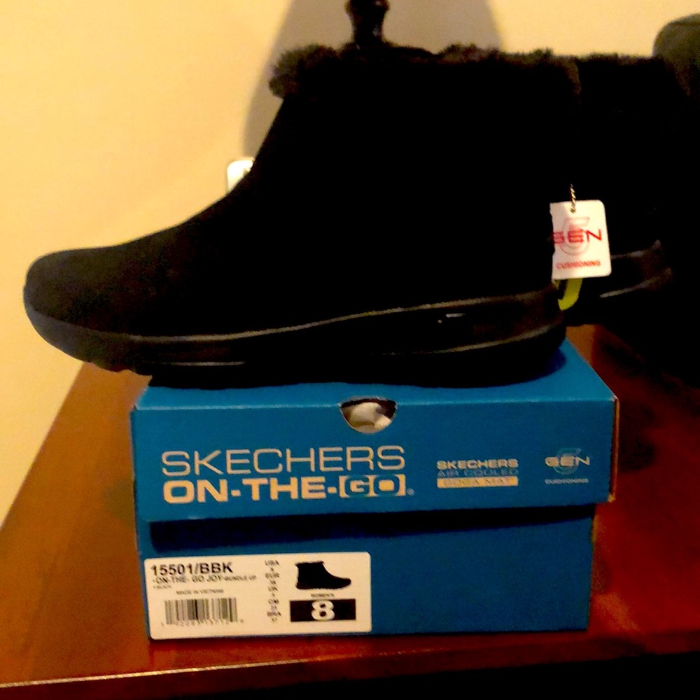 Skechers ON THE GO Joy Bundle Up Ankle Boot US Size 8 - Black. Brand new in box